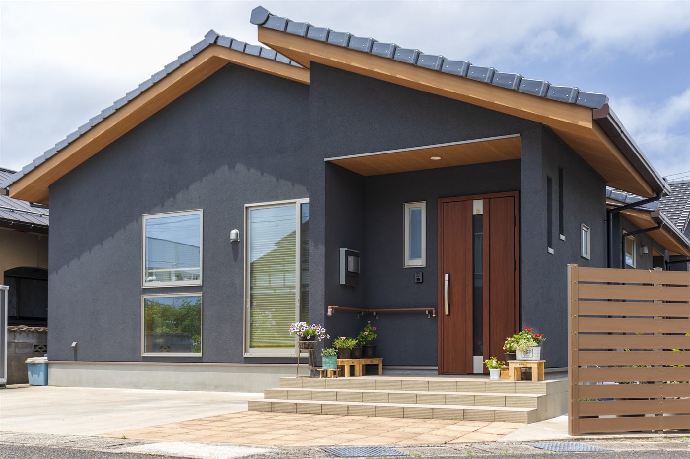 濃色に塗り替えられた平屋の住宅
