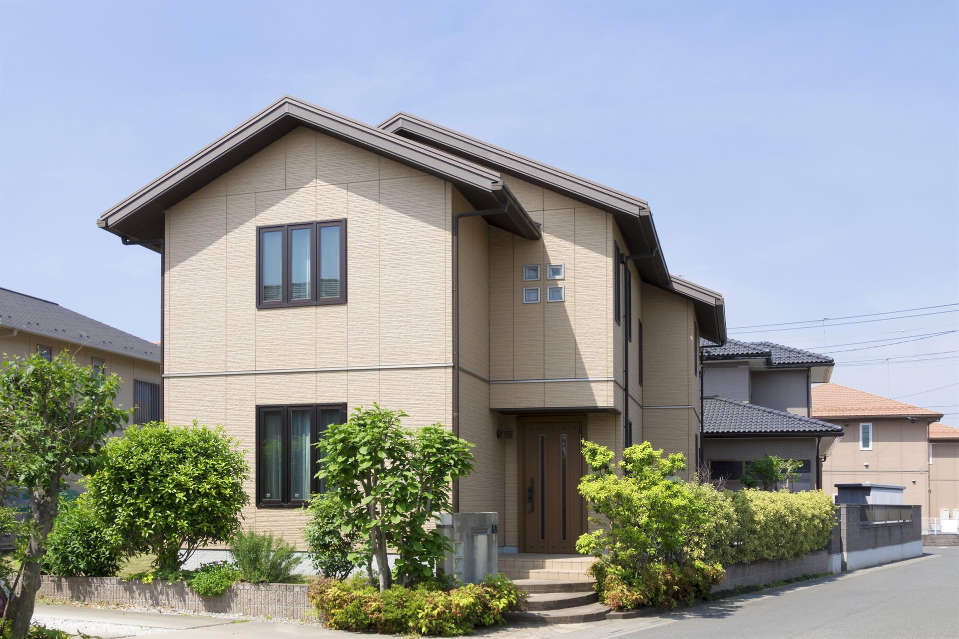 塗り替えを終えたベージュの外壁の戸建て住宅